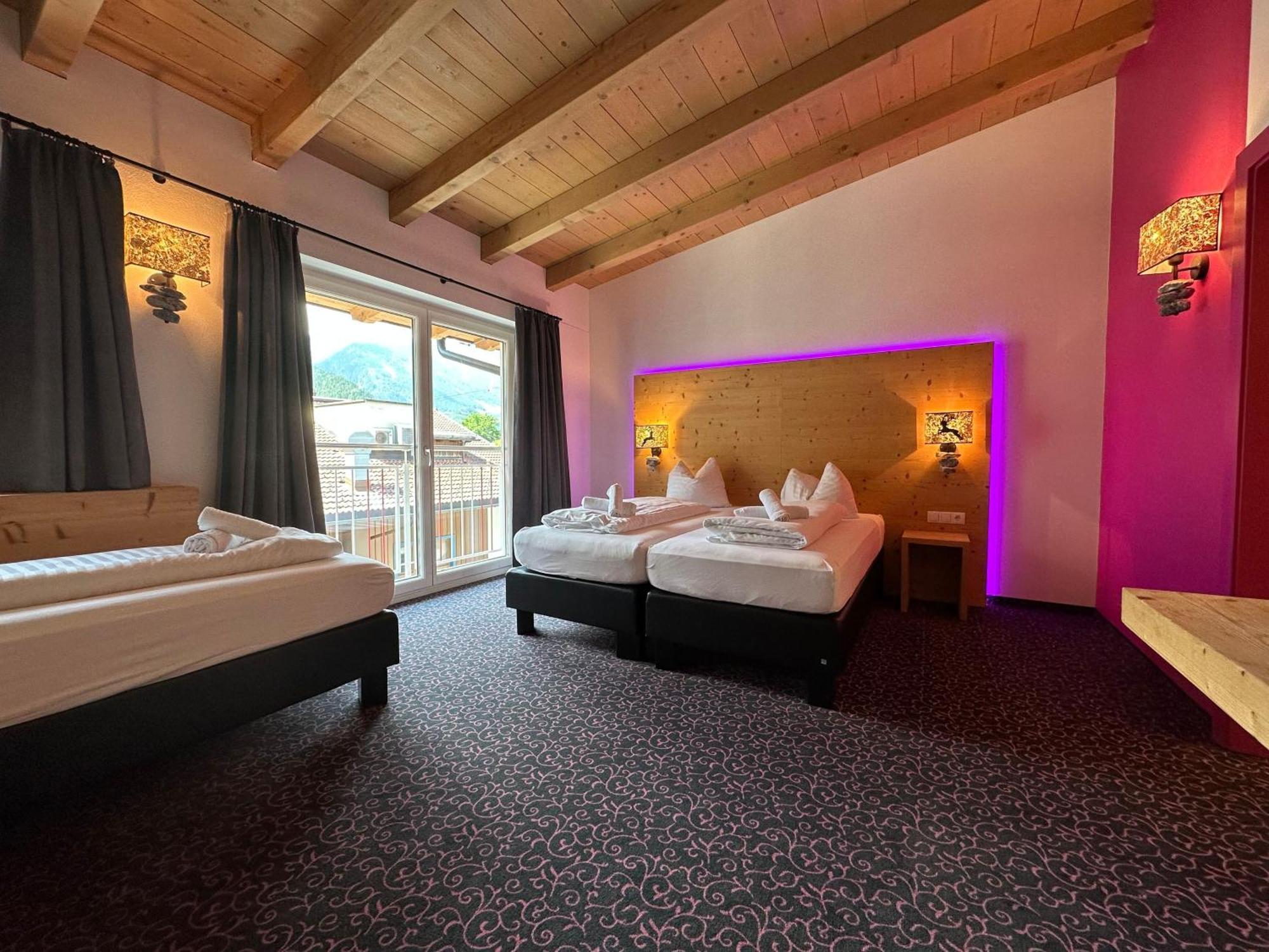 Partyhouse Harakiri Stay Different 60 Seconds To Mountains! Free Parking! Self Check-In 迈尔霍芬 外观 照片