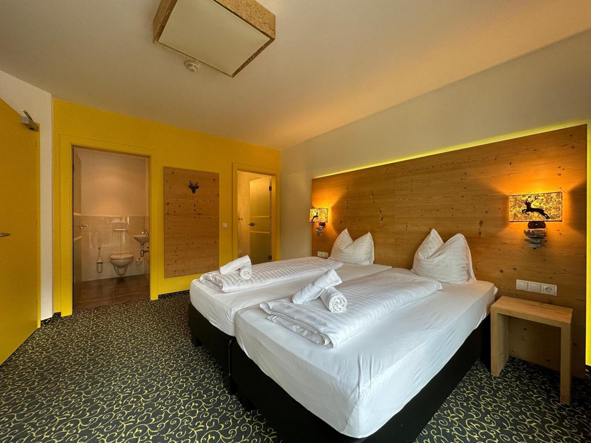 Partyhouse Harakiri Stay Different 60 Seconds To Mountains! Free Parking! Self Check-In 迈尔霍芬 外观 照片