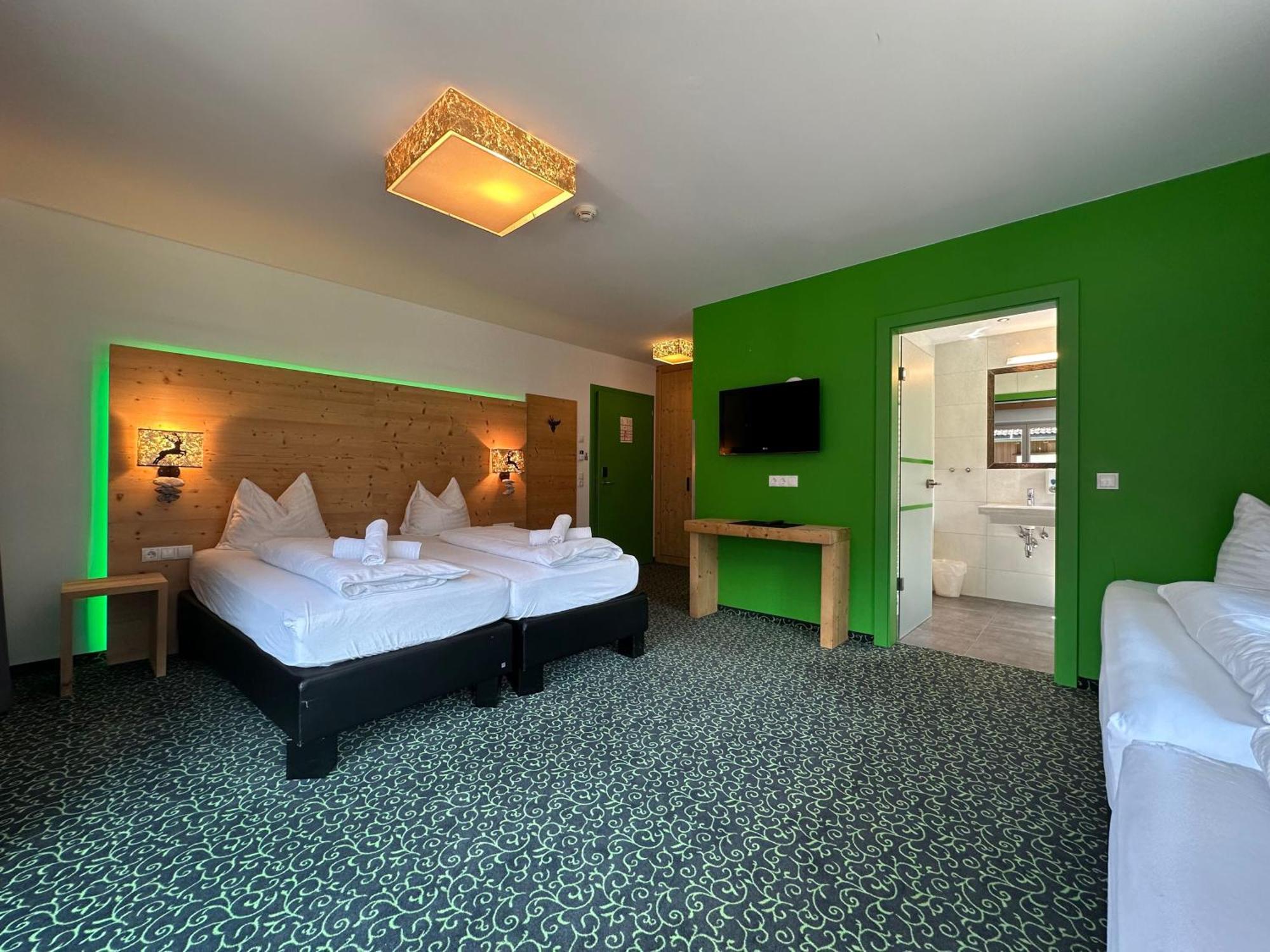 Partyhouse Harakiri Stay Different 60 Seconds To Mountains! Free Parking! Self Check-In 迈尔霍芬 外观 照片