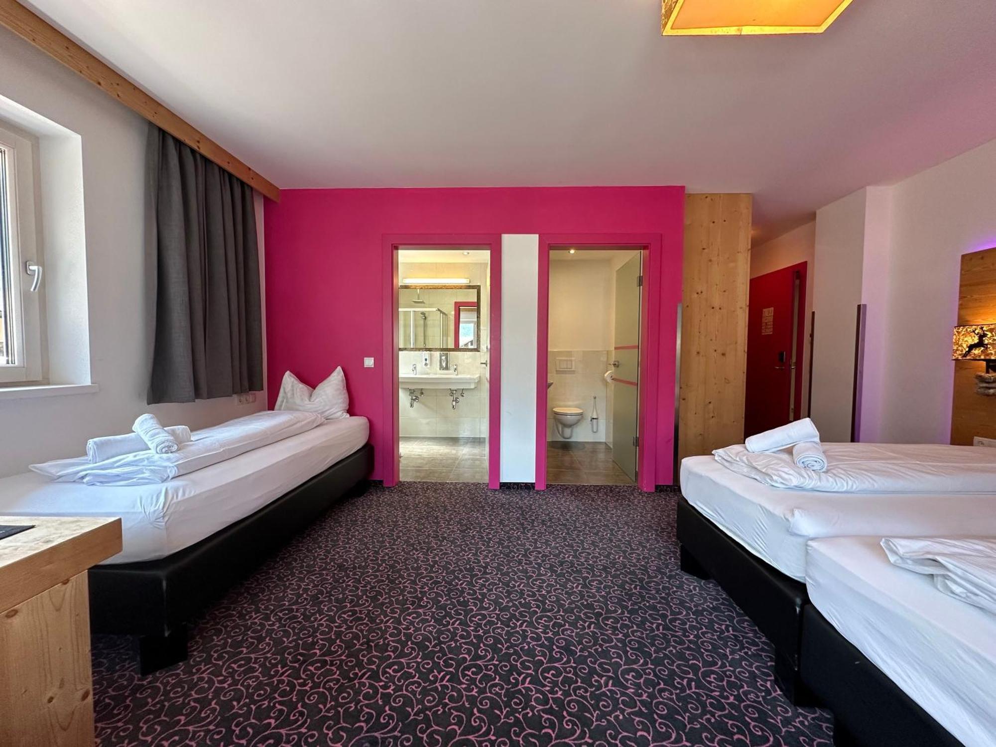 Partyhouse Harakiri Stay Different 60 Seconds To Mountains! Free Parking! Self Check-In 迈尔霍芬 外观 照片
