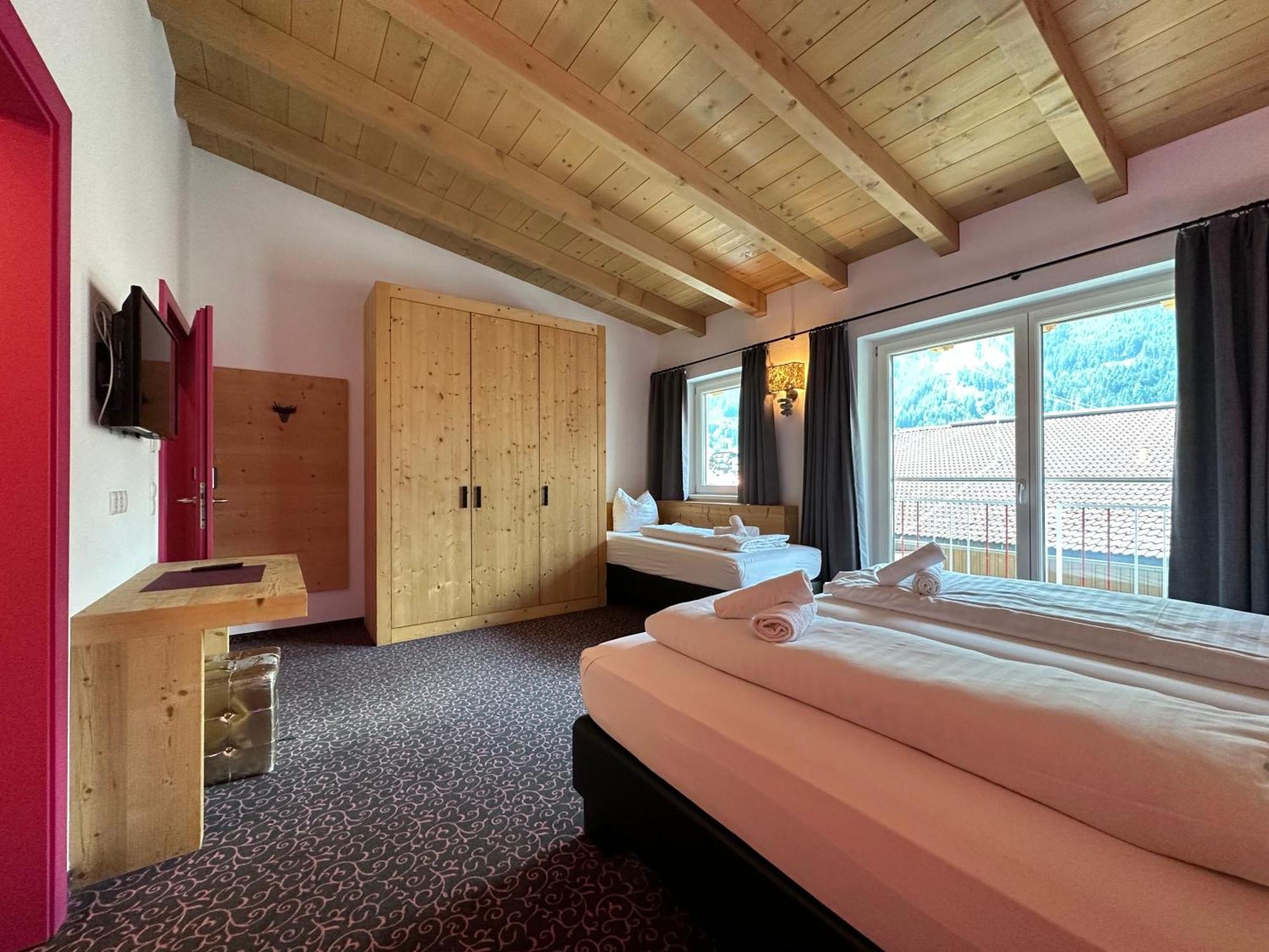 Partyhouse Harakiri Stay Different 60 Seconds To Mountains! Free Parking! Self Check-In 迈尔霍芬 外观 照片